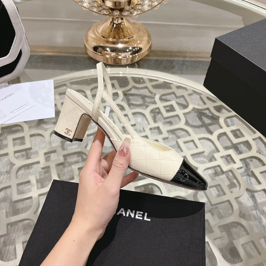 👟👟Ex-factory price 540👟👟 CHANEL Xiangjia 24vs spring and summer new fashion sandals series... Chanel is a very comprehensive noble fashion lifestyle brand. The same models are sold by major fashion bloggers and celebrities in Hong Kong, the United States, and other countries. They are simply beautiful. I fall in love with elegance and the playful sense of the future. I want to own them right away just by looking at them. But you can really think about a pair of exquisite high heels. This series is specially designed for extraordinary and indifferent ladies to create a unique overall effect. CHANEL designs products that inspire women to move forward and highlight their charm... 1️⃣Material: Original customized patent leather + imported sheepskin 2️⃣Inner lining: Original customized imported sheepskin 3️⃣Feet: Original customized imported sheepskin 4️⃣Outsole: Genuine leather sole imported from Italy 5️⃣Heel height: 2.5cm/6.5cm/9cm 6️⃣Number: 34-43 (34.40.41.42.43 customization is not returnable) 7️⃣Packaging: The latest and exquisite full set of packaging at the counter